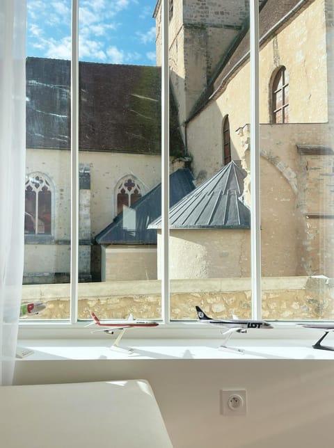 Day, View (from property/room), Living room, Lounge or bar, City view, Landmark view, Inner courtyard view