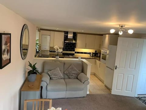 Self Contained - Own Entrance Apartment in High Wycombe