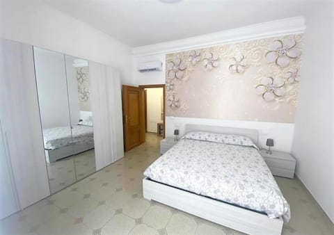 Bed, Photo of the whole room, Decorative detail, Bedroom, wardrobe