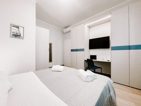 Bed, TV and multimedia, Photo of the whole room, Bedroom, hair dresser, towels, wardrobe, air conditioner