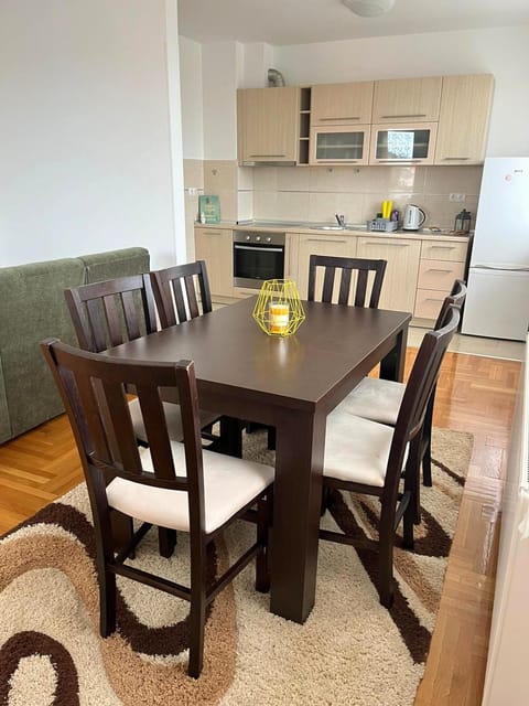 Kitchen or kitchenette, Dining area, pet friendly, stove