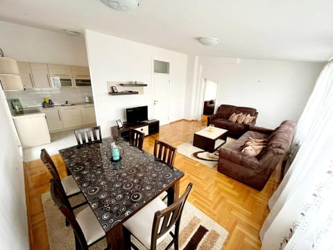 TV and multimedia, Kitchen or kitchenette, Living room, Seating area, Dining area, pet friendly, stove