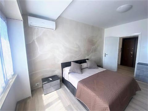 Bed, Photo of the whole room, Bedroom, air conditioner