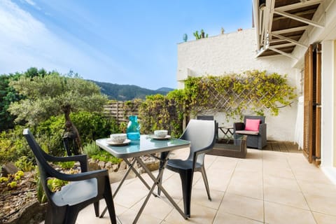 Property building, Balcony/Terrace, Living room