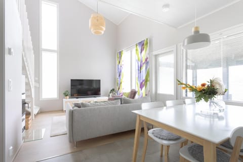 TV and multimedia, Living room, Photo of the whole room, Seating area, Dining area