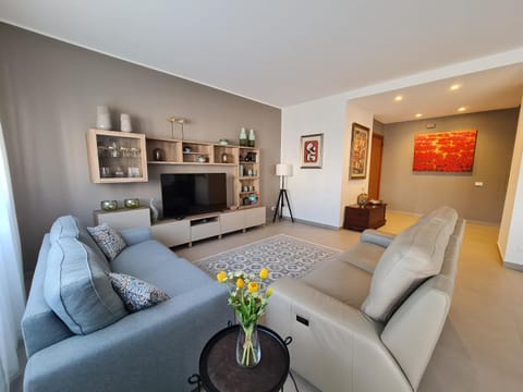 TV and multimedia, Living room, Seating area, Evening entertainment