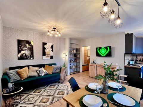 TV and multimedia, Kitchen or kitchenette, Living room, Seating area, Dining area