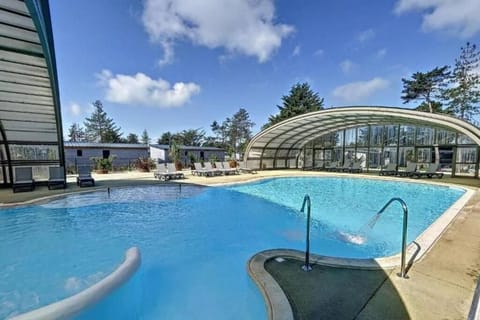 Cottage dans Parc Résidentiel de Loisirs, Piscine, 150M de la mer Chalet in Saint-Pair-sur-Mer