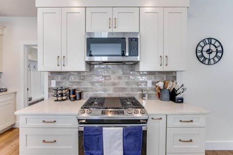 Luxury Estate with Stadium TDJ Views Sleeps 20 House in South Bend