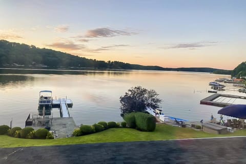 Candlewood Lake House House in New Fairfield
