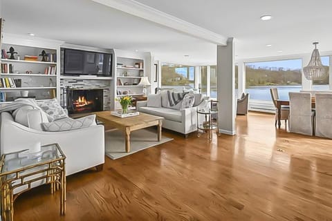 Candlewood Lake House House in New Fairfield