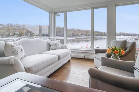 Candlewood Lake House House in New Fairfield