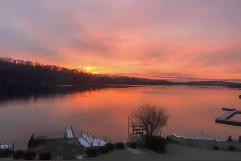Candlewood Lake House House in New Fairfield