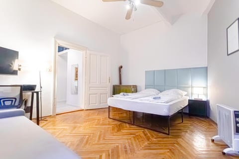 Bed, TV and multimedia, Bedroom