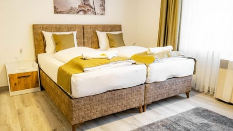 Bed, Photo of the whole room, Bedroom, internet, towels