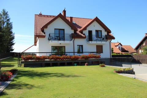 Property building, Facade/entrance, Spring, Day, Garden, Balcony/Terrace, Balcony/Terrace, Seating area, Garden view