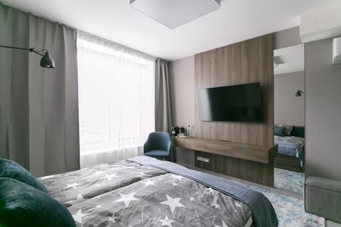 Bed, TV and multimedia, Bedroom