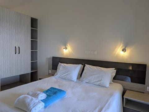 Bed, Bedroom, towels