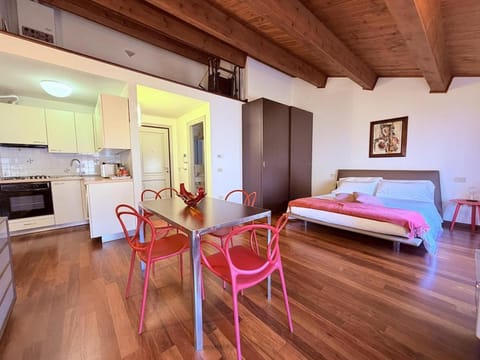 Bed, Kitchen or kitchenette, Photo of the whole room, Seating area, Dining area