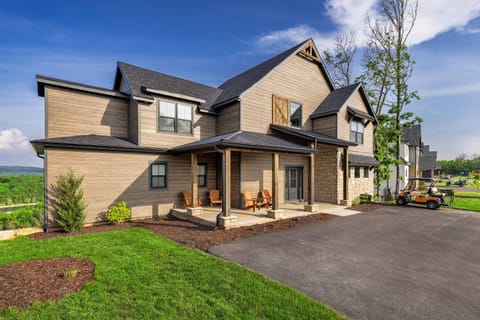 NEW! Luxury Lakefront Lodge 2 - RESORT Pool/Hot Tub - FREE amenities House in Table Rock Lake