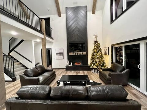 NEW! Luxury Lakefront Lodge 2 - RESORT Pool/Hot Tub - FREE amenities House in Table Rock Lake