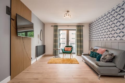 Bed, TV and multimedia, Living room, Photo of the whole room, Seating area