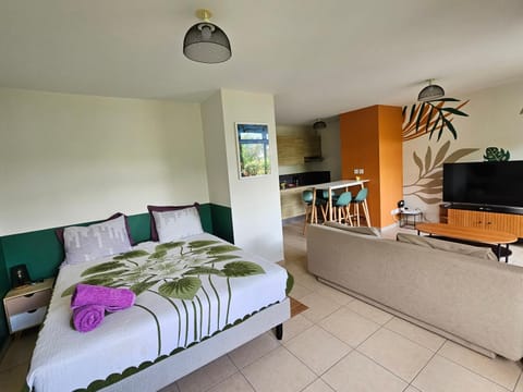 Bed, Photo of the whole room, towels