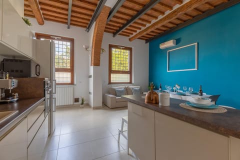 Kitchen or kitchenette, Seating area, Dining area