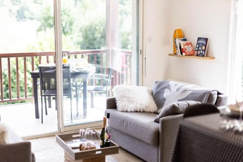 Patio, Living room