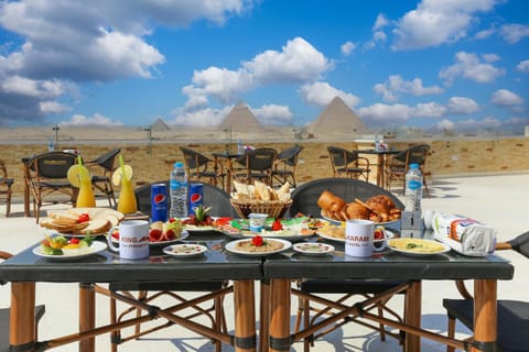Restaurant/places to eat, Day, People, Natural landscape, Food and drinks, Banquet/Function facilities, Dining area, Food, Breakfast, Lunch, Dinner, Drinks, group of guests