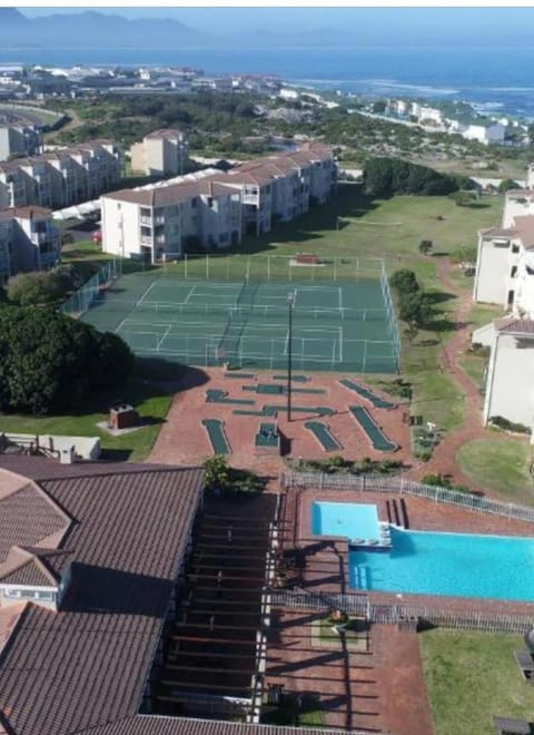 Minigolf, Tennis court, Tennis court, Pool view, Swimming pool, sunbed