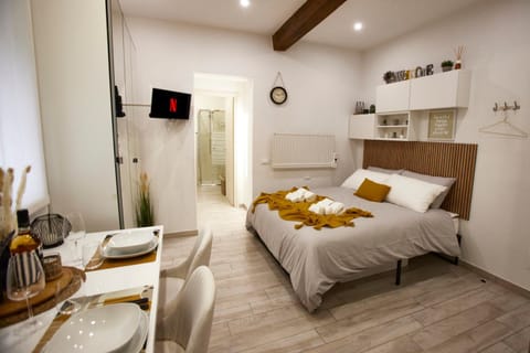 Bed, TV and multimedia, Living room, Photo of the whole room