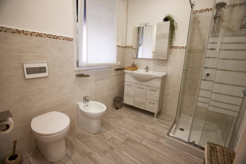 Shower, Toilet, bidet