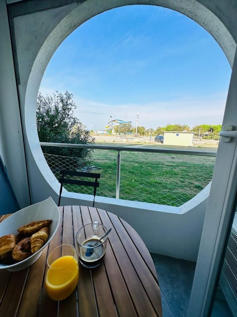 Patio, Day, Balcony/Terrace