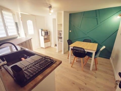 Kitchen or kitchenette, Dining area