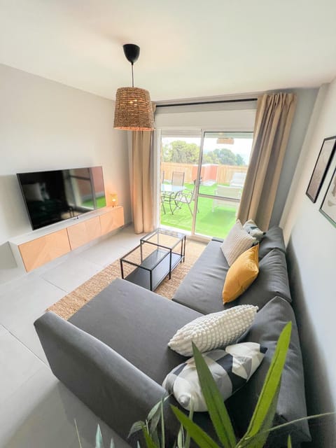Communal lounge/ TV room, Living room, Garden view