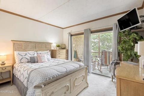 Misty Mountain by Beyond Expectations w Hot Tub House in Gatlinburg