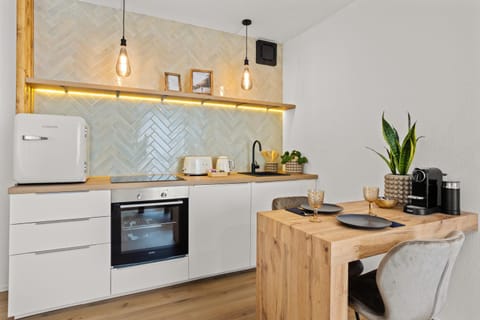 Restaurant/places to eat, Coffee/tea facilities, Kitchen or kitchenette, Breakfast, stove