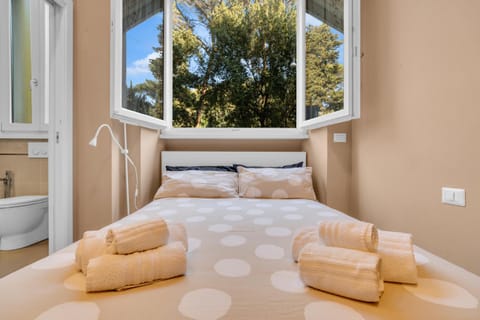 Bed, TV and multimedia, Photo of the whole room, Bedroom, towels, wardrobe