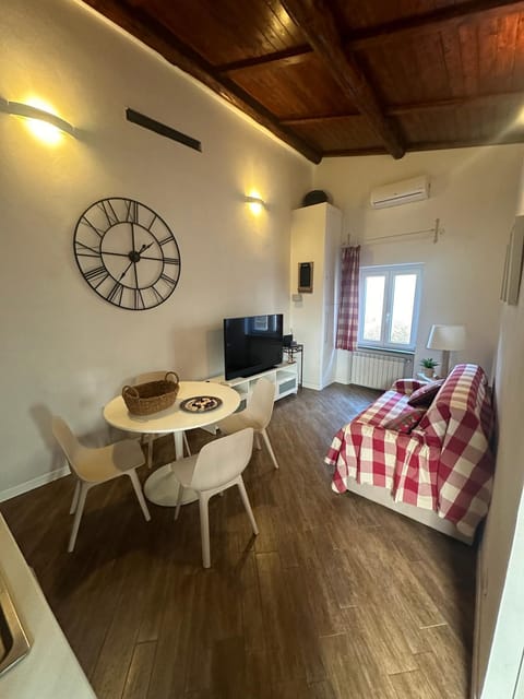 Communal lounge/ TV room, TV and multimedia, Living room, Dining area, Evening entertainment