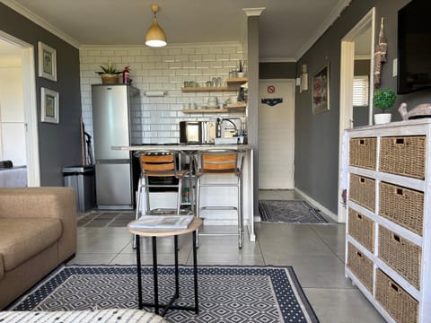 Property building, TV and multimedia, Lounge or bar, Sea view, kitchen