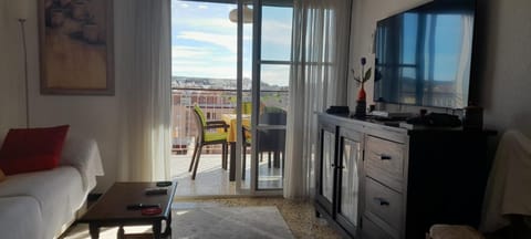 Communal lounge/ TV room, TV and multimedia, Balcony/Terrace, Living room