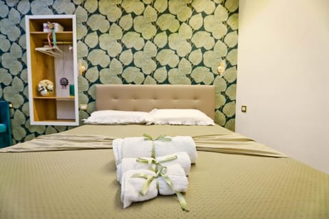 Bed, Photo of the whole room, Bedroom, towels