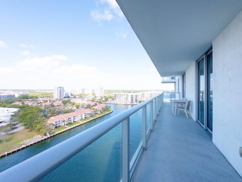 Luxury 3-bedroom with breathtaking view - One free valet parking Apartment in Hollywood Beach