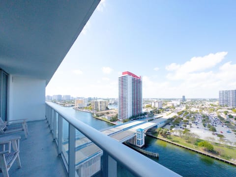 Luxury 3-bedroom with breathtaking view - One free valet parking Apartment in Hollywood Beach