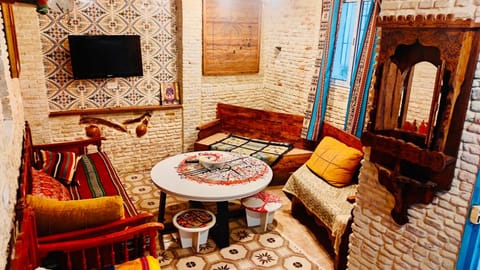 Communal lounge/ TV room, TV and multimedia, Living room, Seating area, Dining area