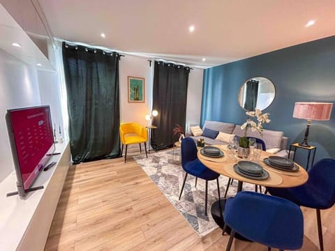 TV and multimedia, Living room, Seating area, Dining area