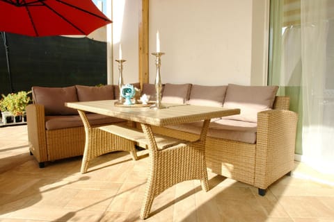 Patio, Day, Balcony/Terrace, Living room, Seating area, Dining area