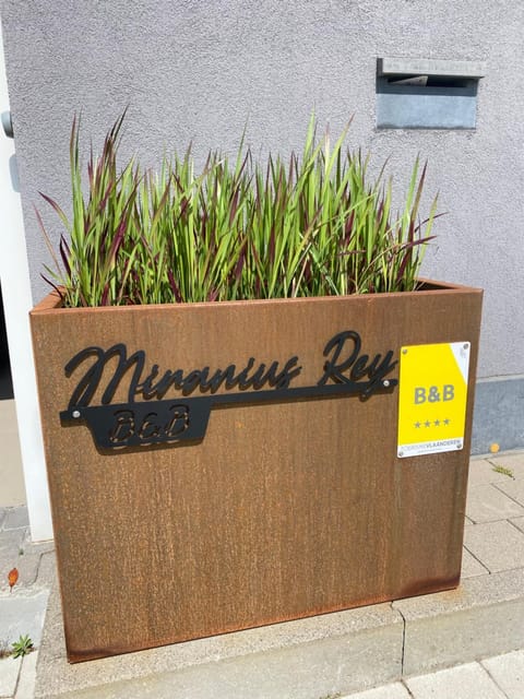 Property building, Day, Property logo or sign, Logo/Certificate/Sign, Street view, Certificate/Award