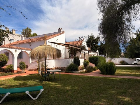 Property building, Spring, Day, Garden, Garden view, sunbed